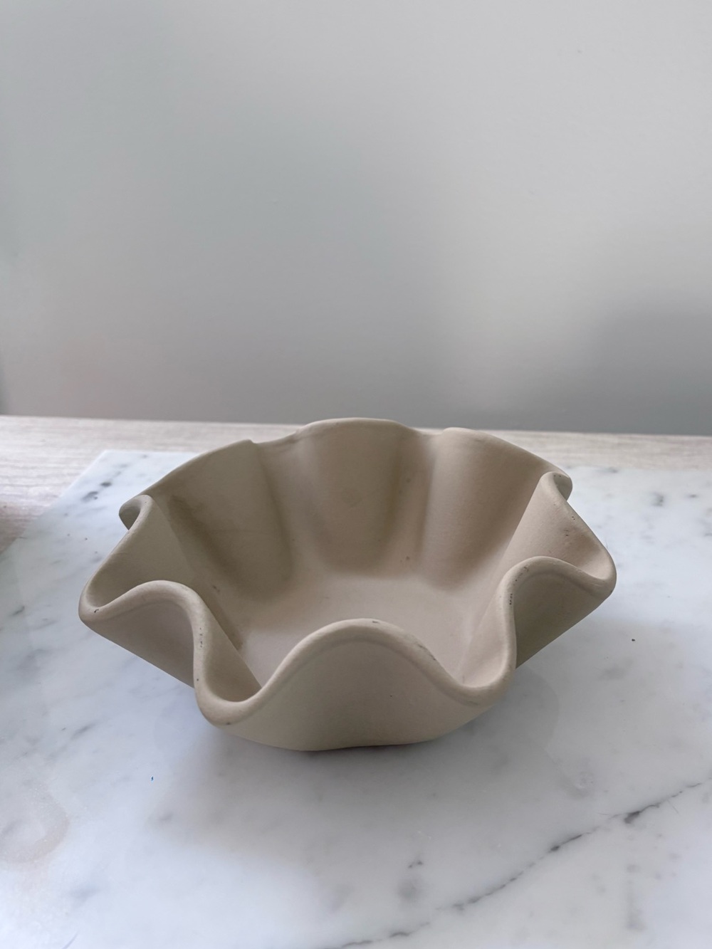 The Pampered Chef Sculptural Starburst Ceramic Bowl in Tan